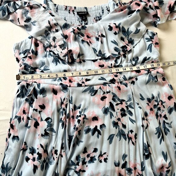 Torrid NWOT Women 1X Blue Floral‎ Cold Shoulder Handkerchief Dress w/Pockets - Picture 5 of 9